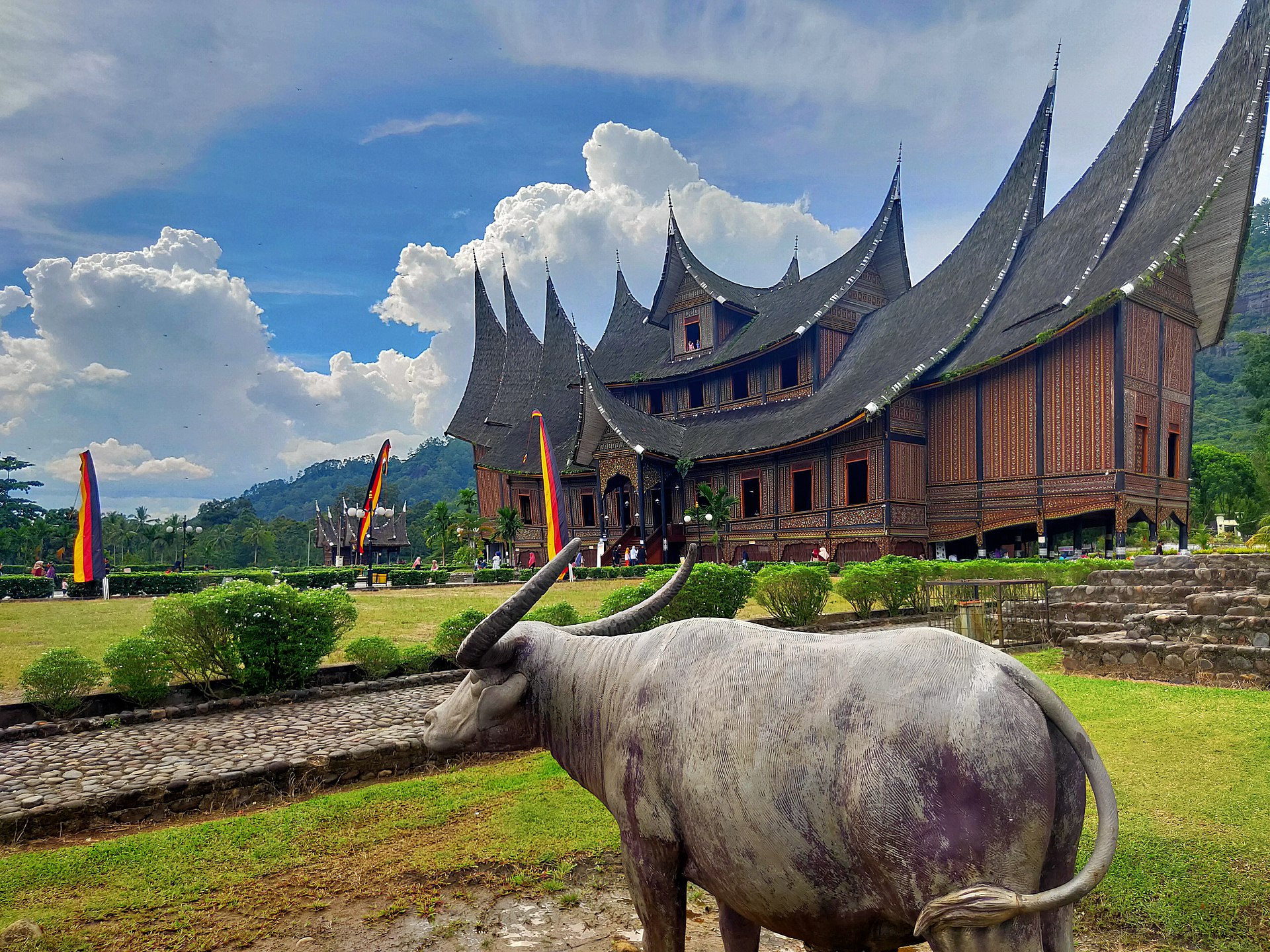 Istano Basa Pagaruyung dengan atap gonjong khas Minangkabau