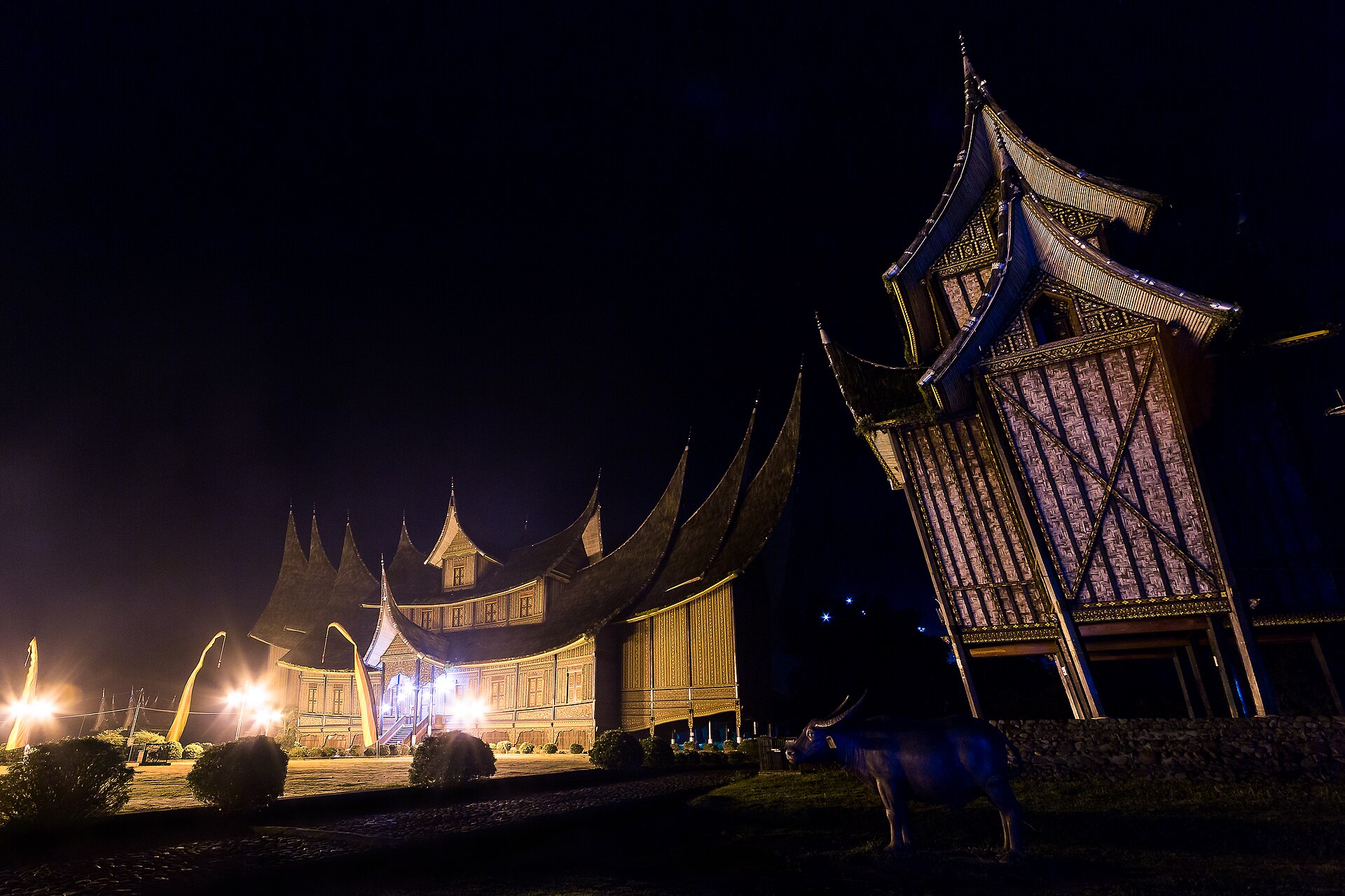 Detail fasad dan atap Rumah Gadang di kawasan Istano Basa Pagaruyung